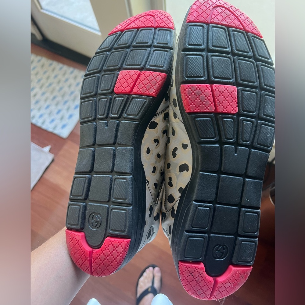 Gucci Gray and Black Athletic Sneakers with Distinctive Design - Picture 5 of 5